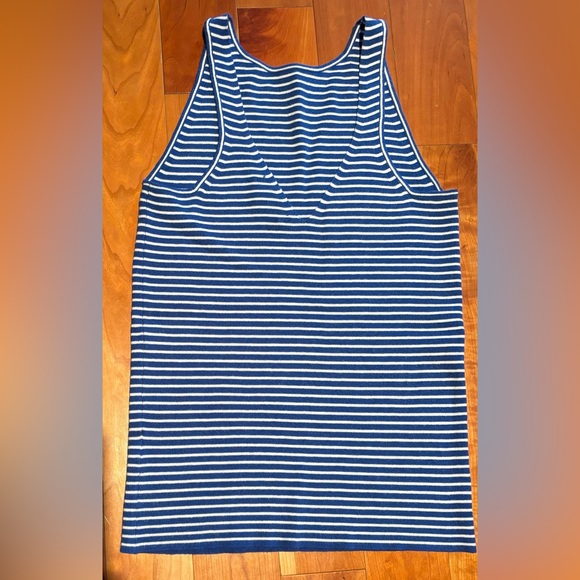 Banana republic knitted round neck tank, with V in back. - Picture 3 of 5